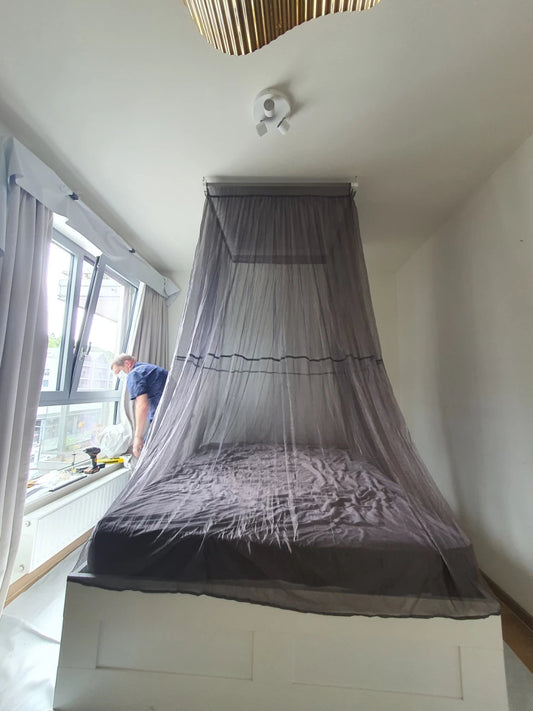 Baldaquin Magellan pour lit de deux personnes en Tulle d'argent équipé de deux ouvertures -50 dB à 1GHz